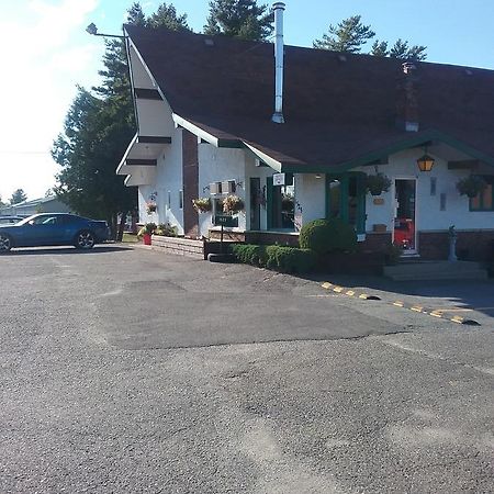 Motel Les Pins Granby Exteriér fotografie