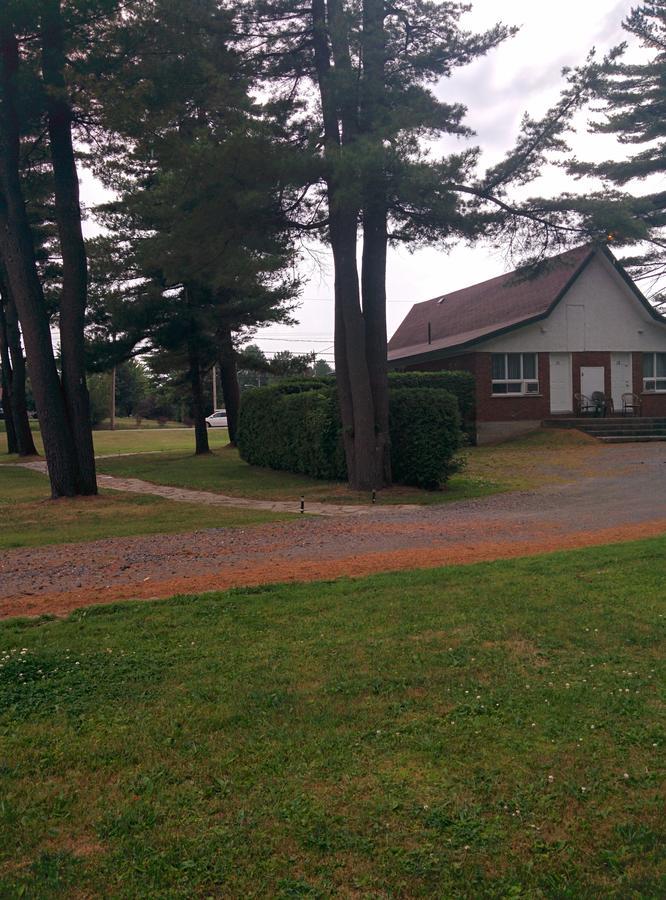 Motel Les Pins Granby Exteriér fotografie