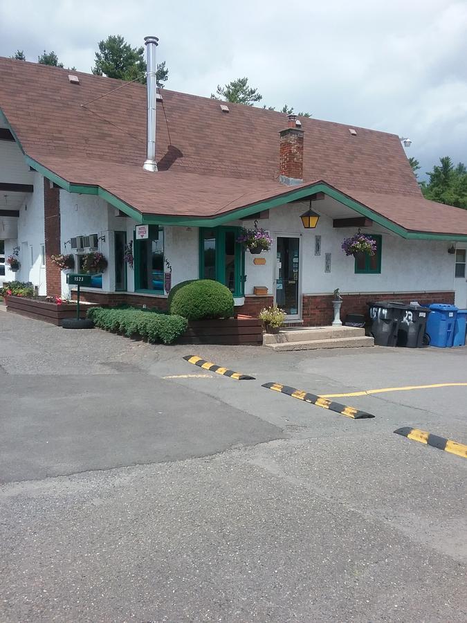 Motel Les Pins Granby Exteriér fotografie