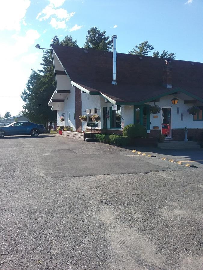 Motel Les Pins Granby Exteriér fotografie
