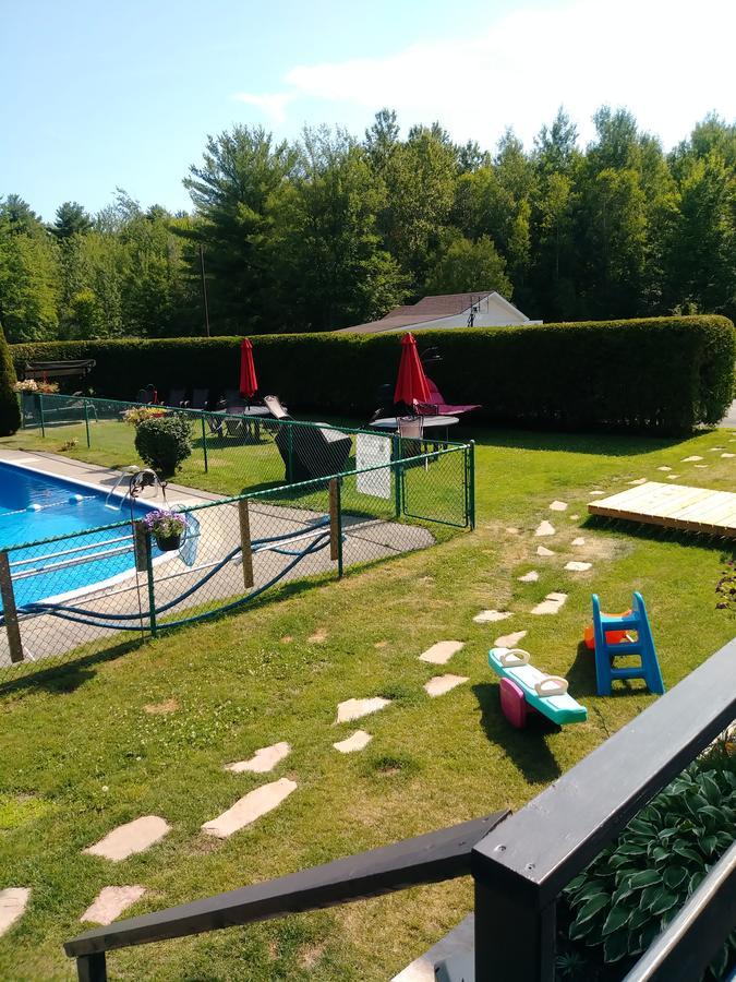 Motel Les Pins Granby Exteriér fotografie